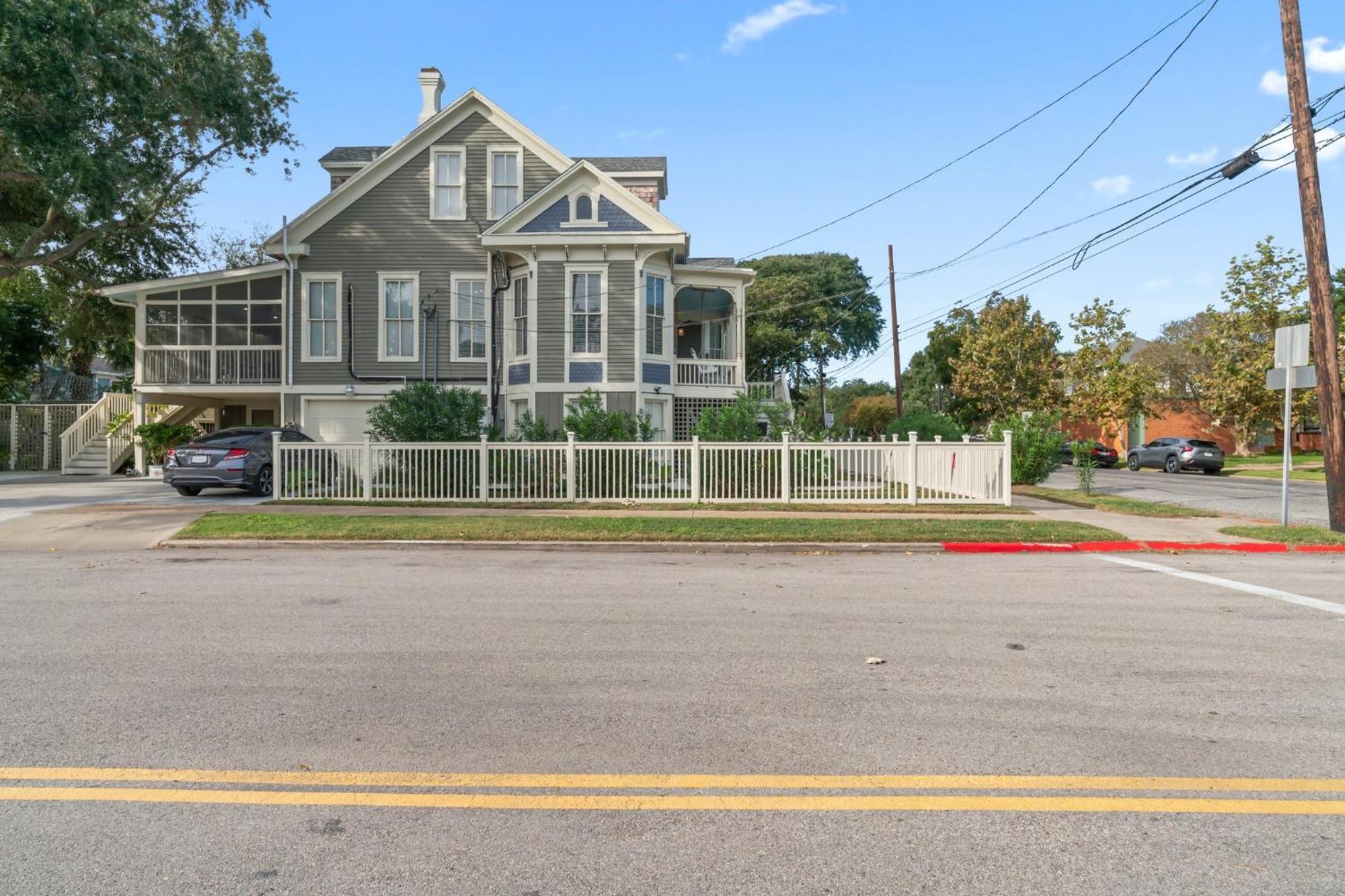 Historic Galveston Family Beach Home With 3 King Beds Exterior photo
