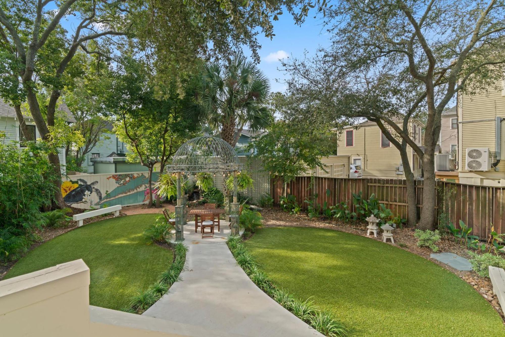 Historic Galveston Family Beach Home With 3 King Beds Exterior photo